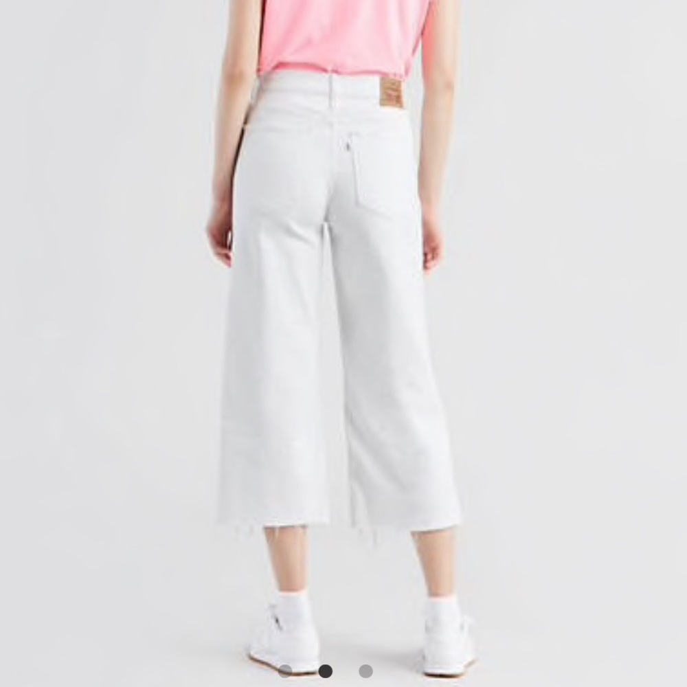 Excellent condition Levi’s wide leg mile high crop